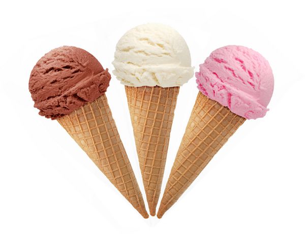 سه قیفی بستنی در زمینه سفید