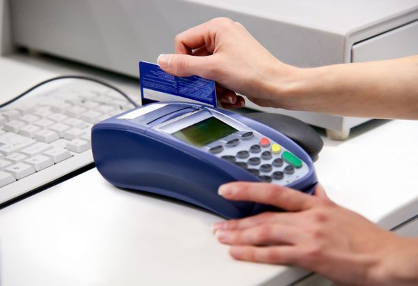 لحظه پرداخت با کارت اعتباری از طریق ترمینال