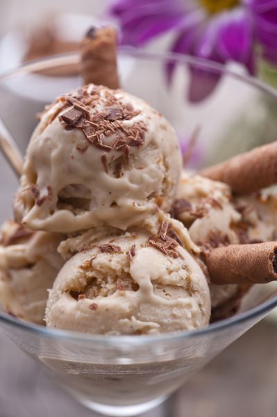 بستنی وانیلی با پودر شکلات
