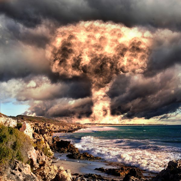 انفجار هسته ای در فضای باز نماد حفاظت از محیط زیست و خطرات انرژی هسته ای