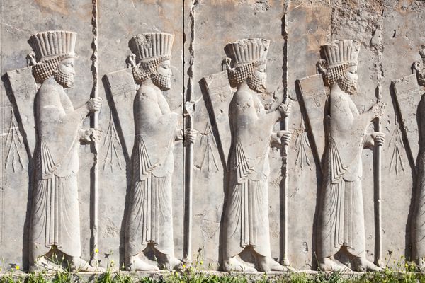 نقش برجسته باس در قسمت مرکزی مجموعه تخت جمشید جنب کاخ 100 ستونی ایران
