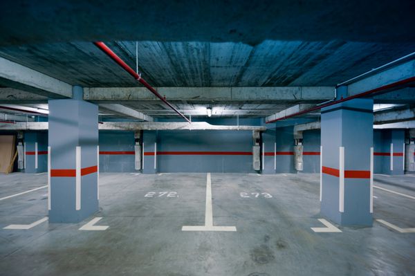 نمای پارکینگ زیرزمینی در یک ساختمان مسکونی مدرن فایل مفید برای پروژه معماری جدید شما