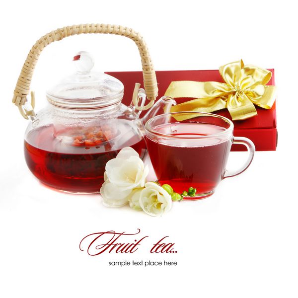 چای میوه سالم در یک فنجان شیشه ای جدا شده به رنگ سفید DOF کم عمق