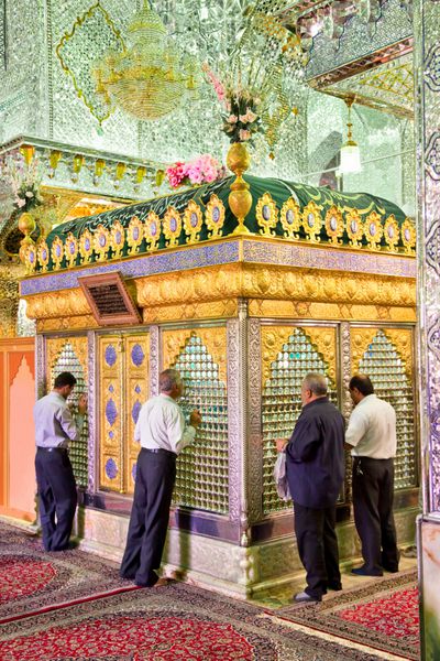 شیراز ایران - 29 آوریل مسلمانان در 29 آوریل 2011 در شیراز ایران در مقابل مقبره داخل حرم سید علاءالدین حسین آستان نماز می خوانند