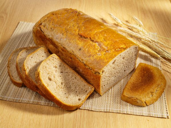 نان و گندم تازه پخته شده روی میز