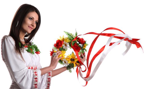 پرتره یک دختر زیبا با لباس ملی اوکراین