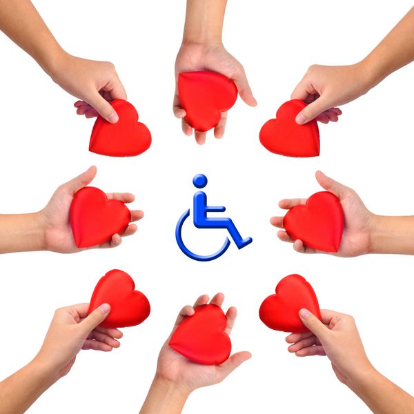 تصویر مفهومی عاشق فرد معلول دست‌هایی با قلب‌های جدا شده روی سفید با نماد ویلچر آبی در وسط