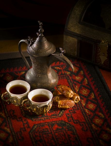 تنظیم قهوه و خرما عربی