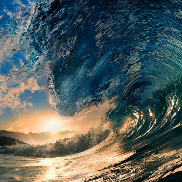 موج ناهموار اقیانوسی که در زمان غروب خورشید شکسته می شود