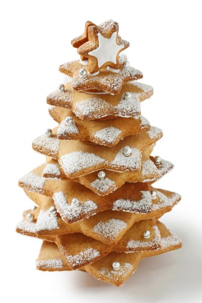 درخت کریسمس کوکی ساخته شده توسط ستاره کوکی برش در زمینه سفید