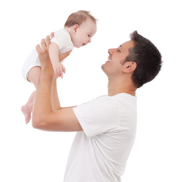 مرد جوان شادی که نوزاد 4 تا 5 ماهه خندان را در آغوش گرفته و روی سفید جدا شده است
