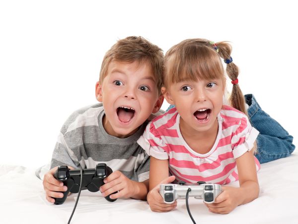 کودکان شاد - دختر و پسر در حال بازی ویدیویی