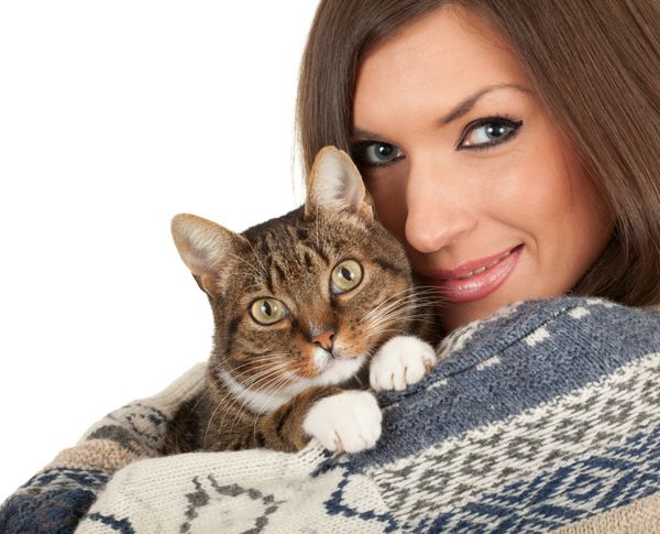 زن جوان با ژاکت گرم زمستانی با گربه