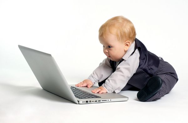 کودک بور با لپ تاپ کار می کند
