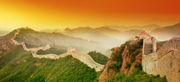 دیوار بزرگ چین در طلوع خورشید