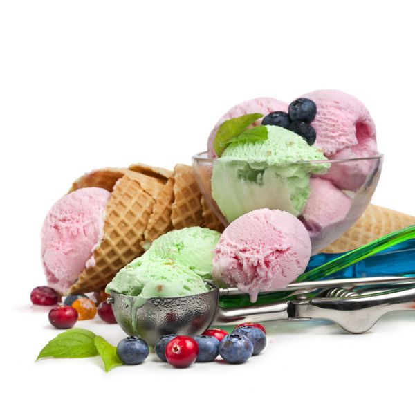 بستنی با انواع توت های تازه روی سفید