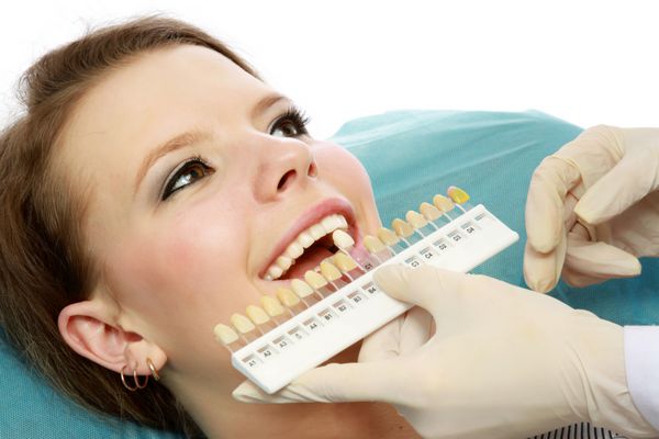 بیمار زن در حال درمان دندان