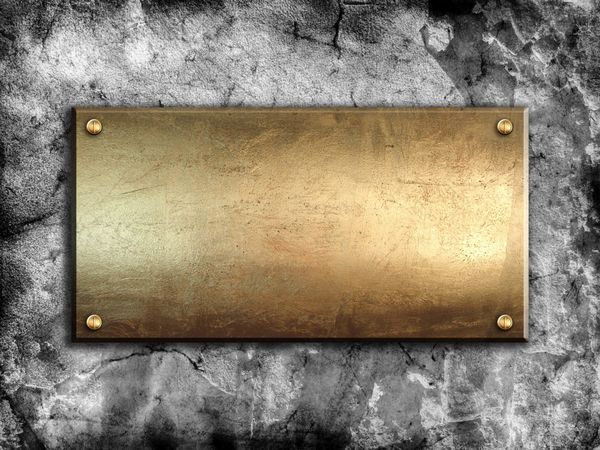 صفحه فلزی طلایی روی دیوار بتنی