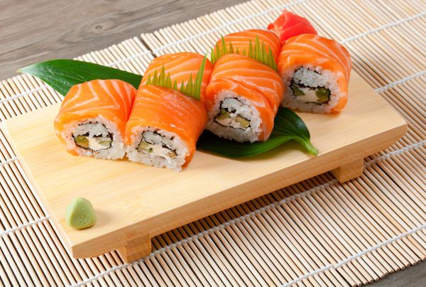 سوشی ژاپنی غذای سنتی ژاپنی رول ساخته شده از ماهی قزل آلا