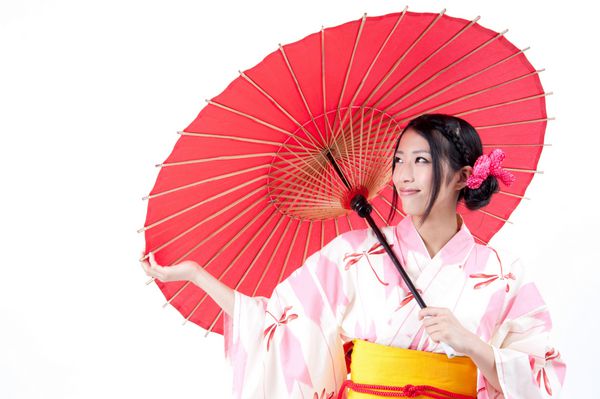 پرتره زن کیمونوی ژاپنی با چتر سنتی قرمز