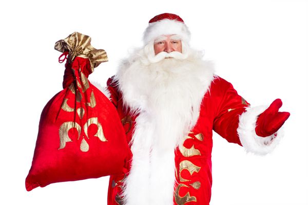 بابا نوئل با کیف پر از هدایا روی زمینه سفید ایستاده است