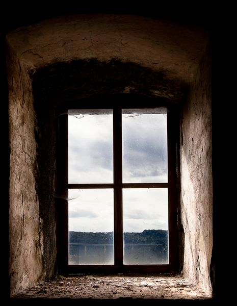 پنجره قدیمی در یک ساختمان سنگی باستانی