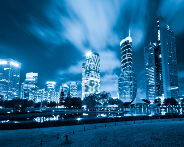 مسیرهای نور در زمینه ساختمان مدرن در شانگهای چین
