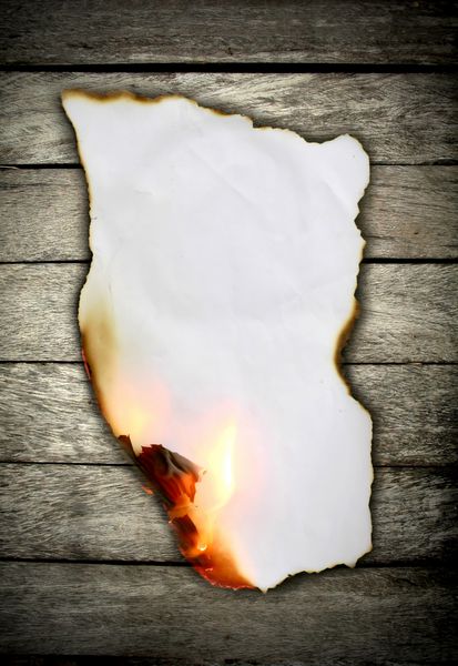 سوزاندن کاغذ روی دیوار چوبی