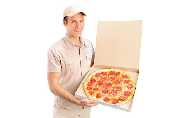 پسر تحویل دهنده در حال تحویل پیتزا جدا شده در پس زمینه سفید