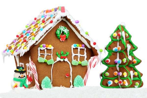 خانه شیرینی زنجفیلی جدا شده در پس زمینه سفید با کریسمس سه و آدم برفی