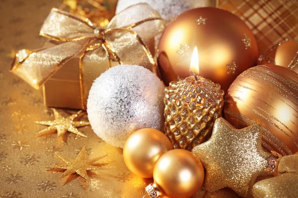دکوراسیون کریسمس با شمع در زمینه طلایی