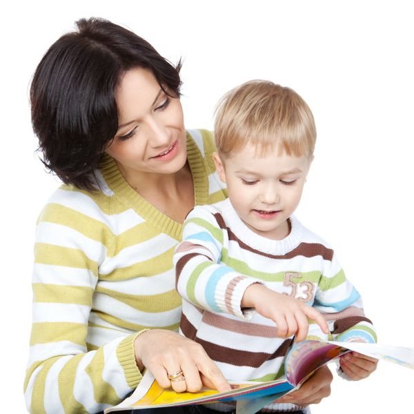 مادر شاد زیبا با فرزند پسر 4 ساله کتاب جدا شده روی سفید را می خواند