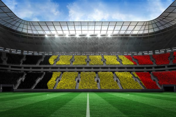 پرچم بلژیک در برابر استادیوم بزرگ فوتبال