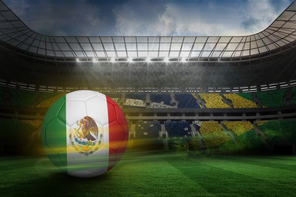 فوتبال در رنگ های مکزیکی در برابر استادیوم بزرگ فوتبال با طرفداران برزیلی