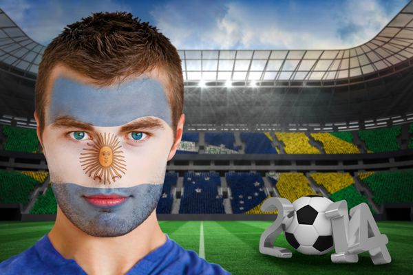 تصویر ترکیبی از هوادار جوان جدی آرژانتین با رنگ چهره در برابر استادیوم بزرگ فوتبال با طرفداران برزیلی