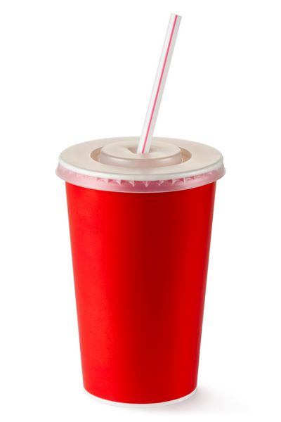 لیوان یکبار مصرف قرمز برای نوشیدنی با نی جدا شده بر روی یک سفید