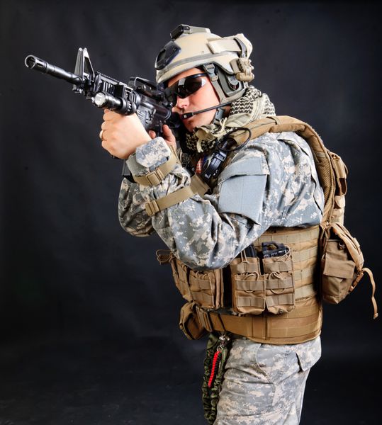 سرباز با تفنگ جدا شده در پس زمینه سیاه