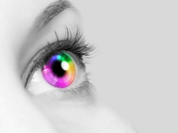 تصویر رنگی از نمای نزدیک چشم انسان