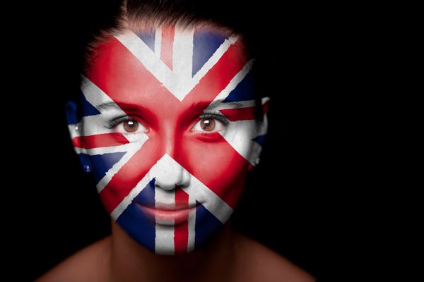 پرتره زنی با پرچم بریتانیا بر روی صورتش