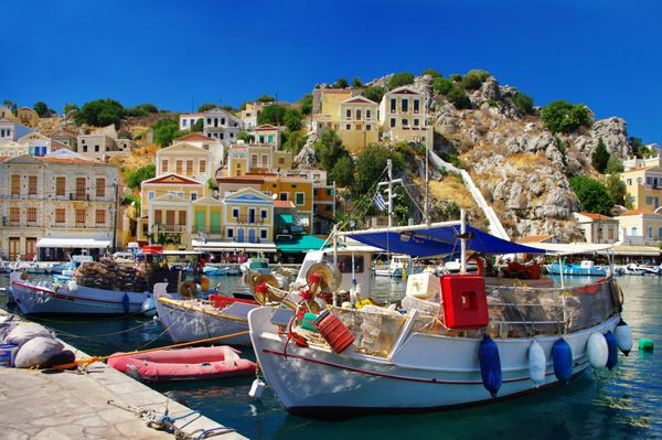 یونان شگفت انگیز - جزیره تصویری سیمی با قایق در بندر