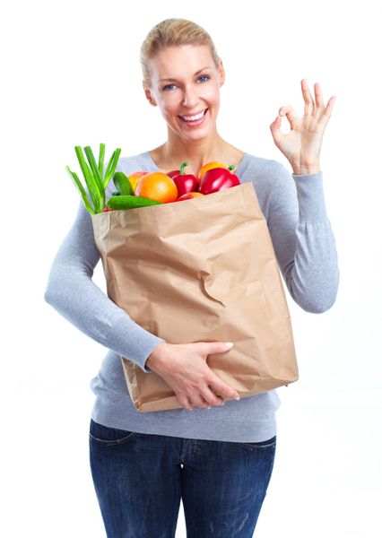 زن جوان با یک کیسه خرید مواد غذایی جدا شده در پس زمینه سفید