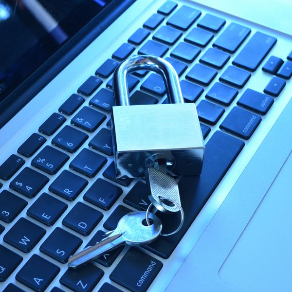 یک قفل روی صفحه کلید امنیت و حفاظت از داده ها