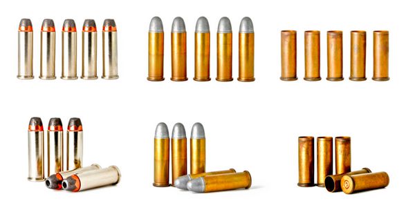 مجموعه ای از گلوله های تفنگ هفت تیر 0 38 جدا شده روی پس زمینه سفید عکس استودیویی