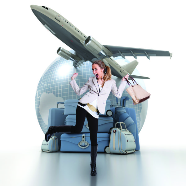 زن جوانی که سفر خود را جشن می گیرد همراه با انبوهی از چمدان زمین و هواپیما در پس زمینه