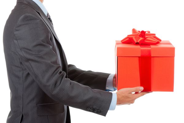 تاجر جعبه هدیه قرمز رنگ با پاپیون روبانی نمای جانبی جدا شده روی پس‌زمینه سفید