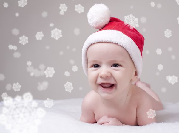 کودک کودک با کلاه بابانوئل قرمز