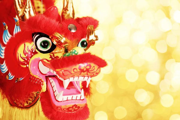 دکوراسیون سال نو چینی - نمای نزدیک از اژدهای رقصنده در پس زمینه جشن