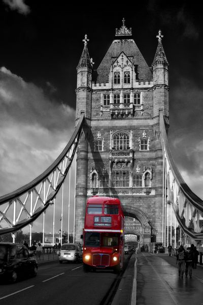 اتوبوس قرمز لندن در حال عبور از پل برج