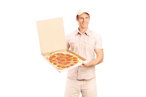 پسر تحویل‌دهنده پیتزا جدا شده در پس‌زمینه سفید در دست دارد