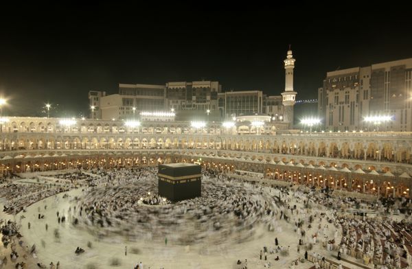 زائران در مسجدالحرام در مکه عربستان سعودی کعبه را طواف می کنند مسلمانان در سراسر جهان هنگام نماز با کعبه روبرو می شوند